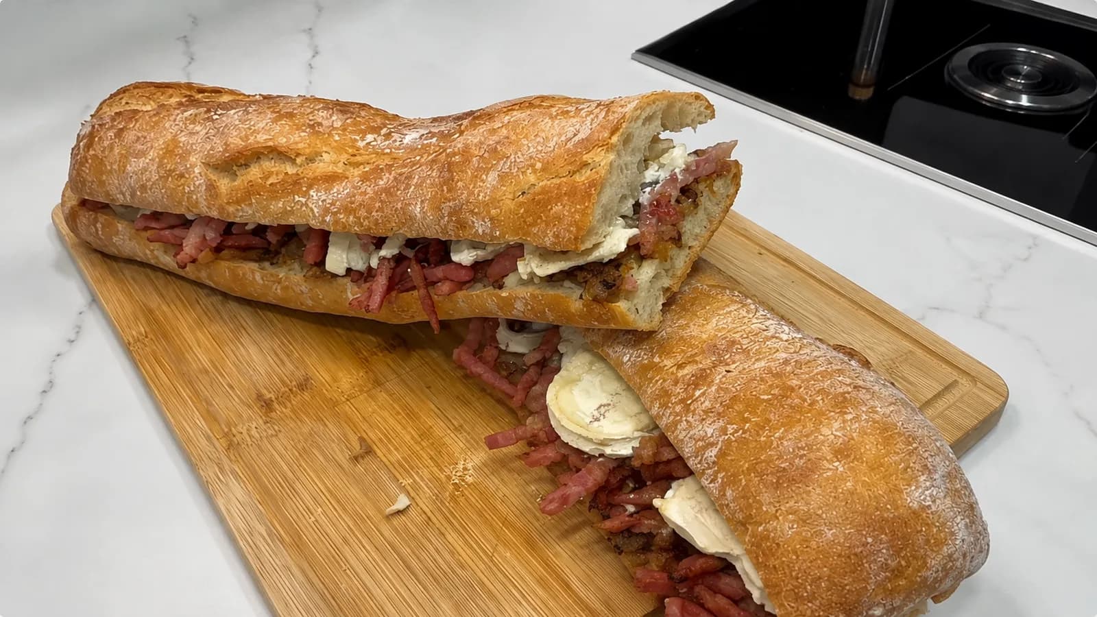 Bocadillo de bacon, cebolla y queso
