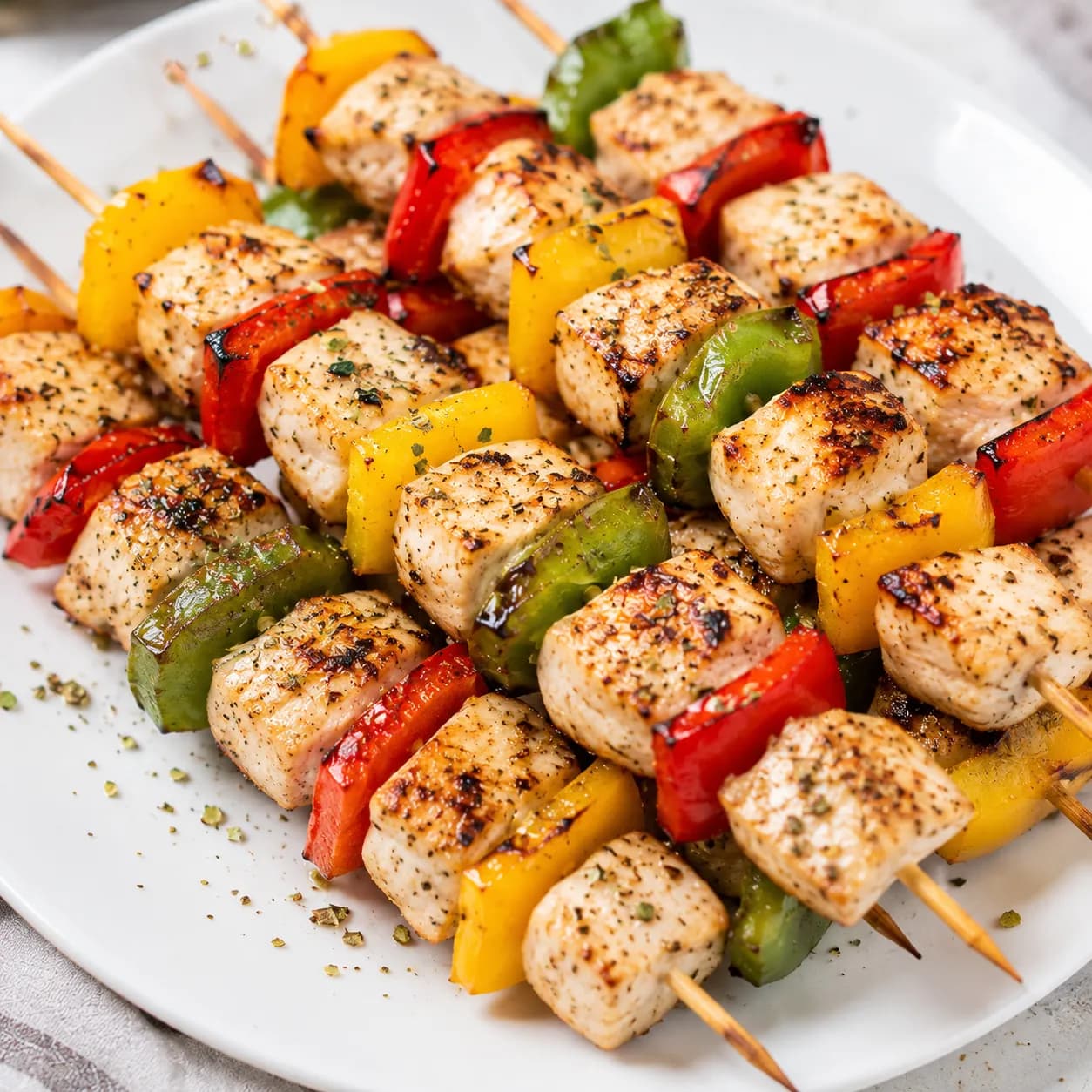 Brochetas de pollo y pimiento tricolor