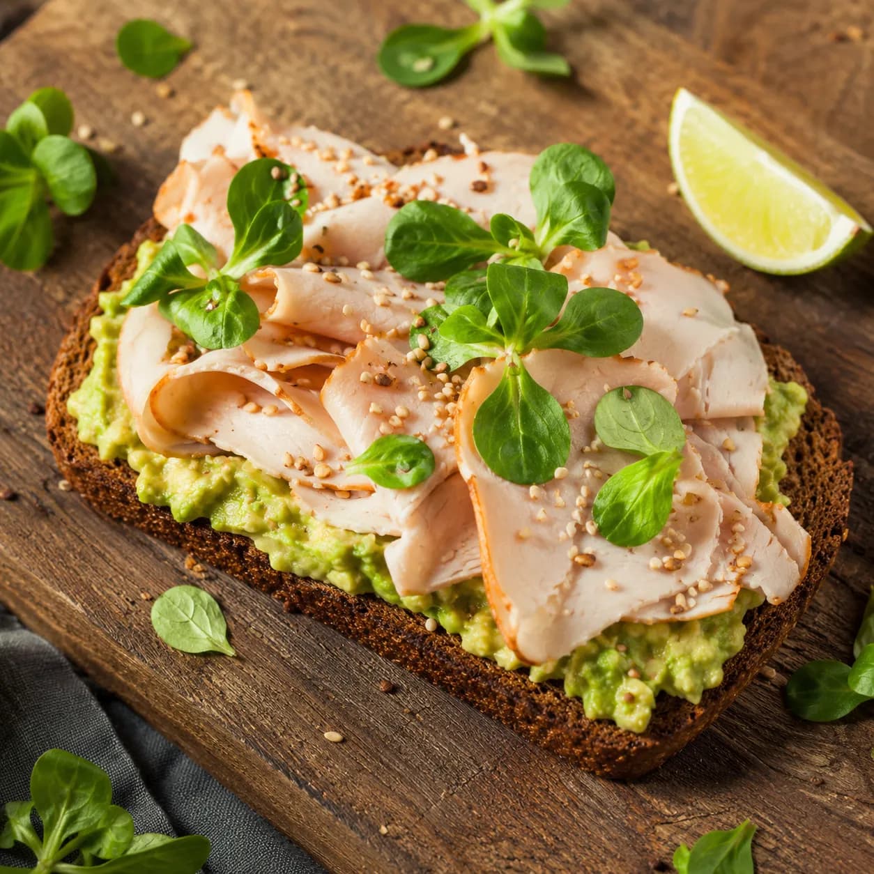 Tostadas de pan de centeno con pavo y aguacate crujiente